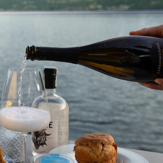 Prosecco Superiore DOCG versato nel calice davanti al lago