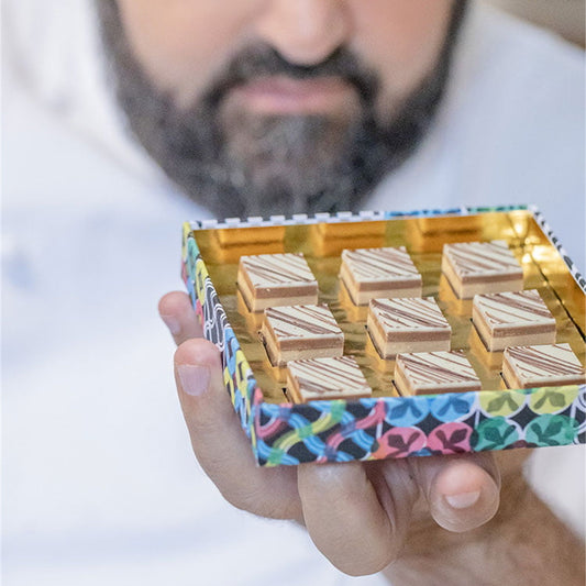 Chef che presenta la scatola aperta dei cremini