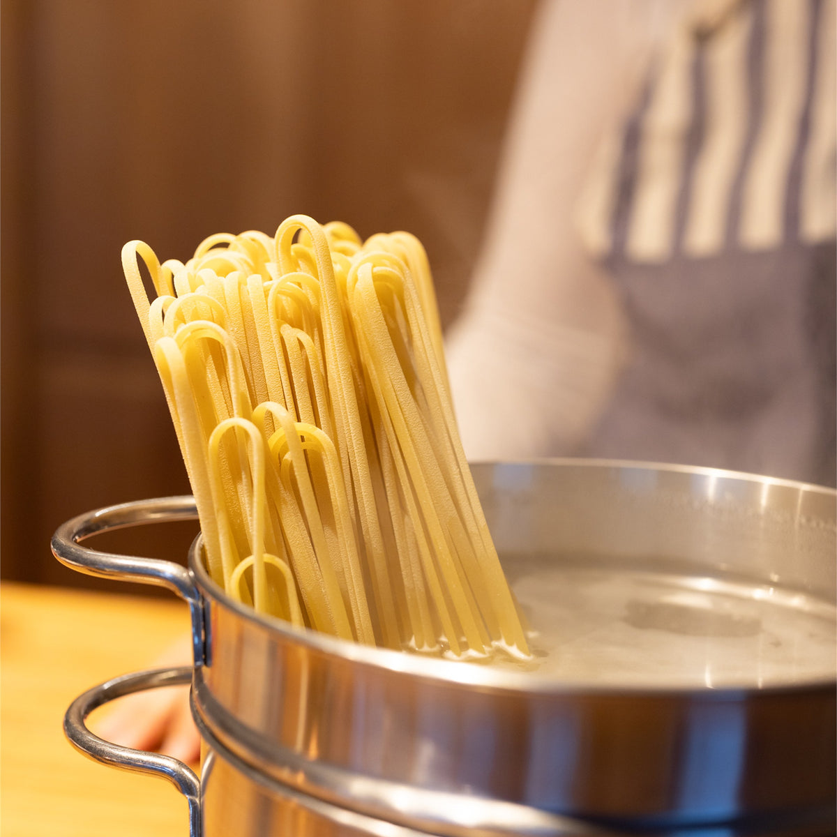 Linguine in cottura nella pastaiola Patrimonio