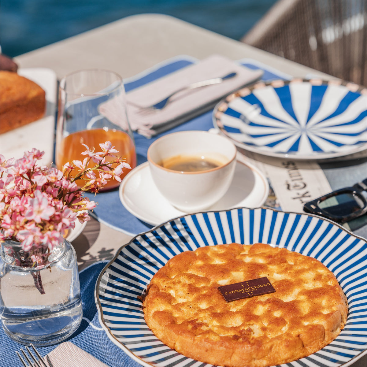 Torta alle mele in tavola apparecchiata per la colazione