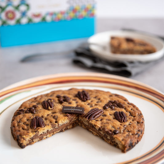 Torta cookies e noci pecan con una fetta tagliata nel piatto