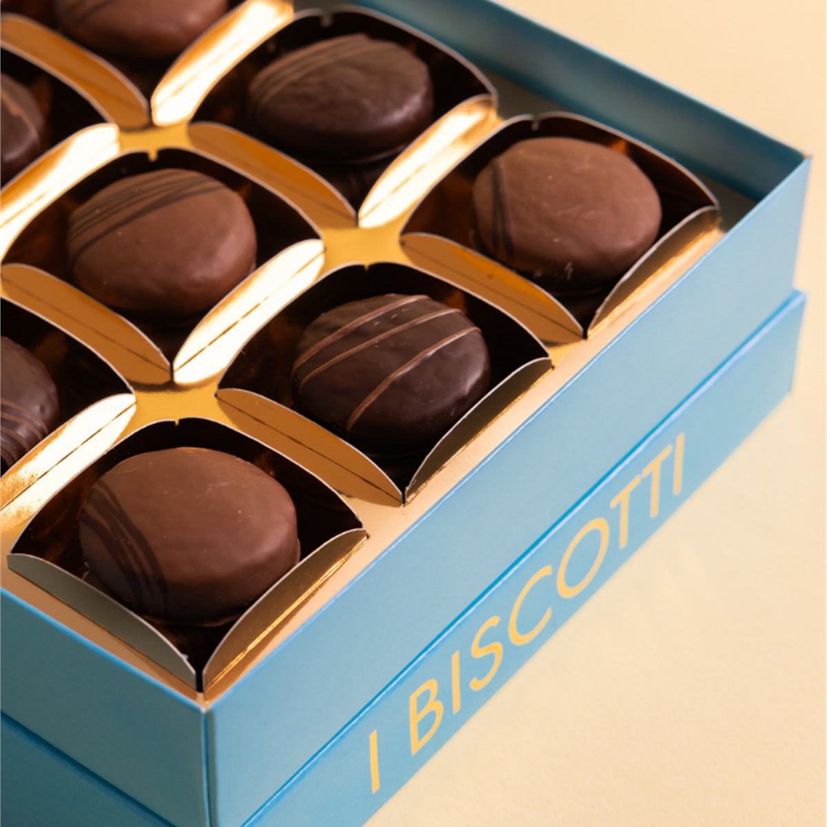 Scatola aperta con i baci al cioccolato