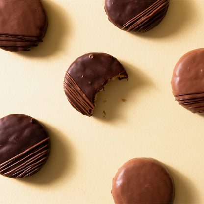Baci al cioccolato al latte e fondente visti dall'alto