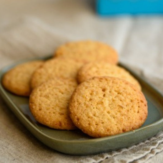 Biscotti al limone su un piatto in ceramica