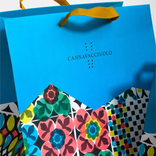 Dettaglio della borsa regalo grande Cannavacciuolo con fantasia a fiori