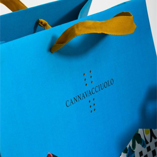 Dettaglio del logo Cannavacciuolo sulla borsa regalo piccola
