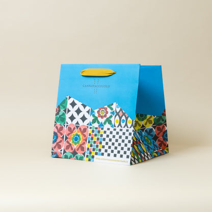Borsa regalo piccola Cannavacciuolo in carta azzurra decorata