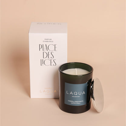 Candela profumata Vanille and Cigar in vaso scuro con coperchio, accanto alla sua scatola