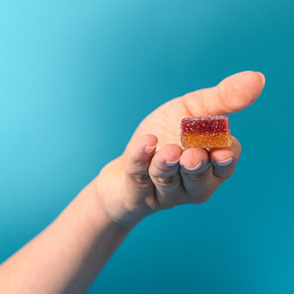Caramella gelée fragola e kalamansi tenuta in mano