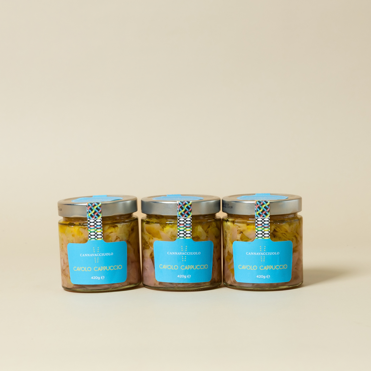 Tre vasetti di cavolo cappuccio in agrodolce sott'olio