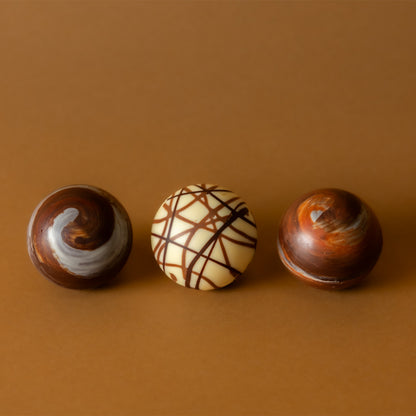 Tre choco bombe di cioccolato viste da vicino