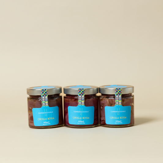 Tre vasetti di cipolla rossa sott'olio