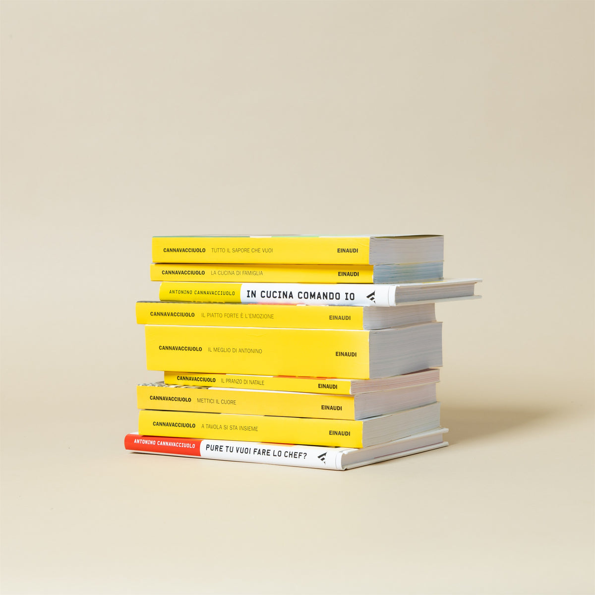 Pila dei libri autografati di Antonino Cannavacciuolo della collezione