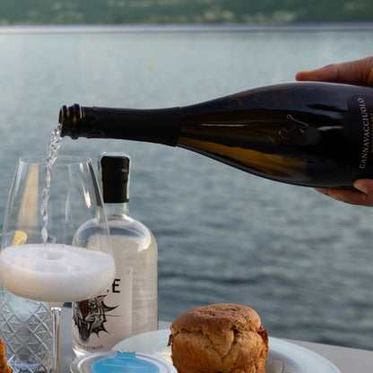 Prosecco Superiore DOCG versato nel calice davanti al lago