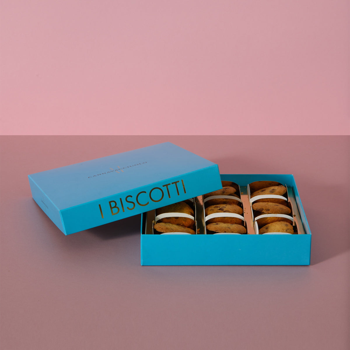 Scatola aperta con i cookies al cioccolato