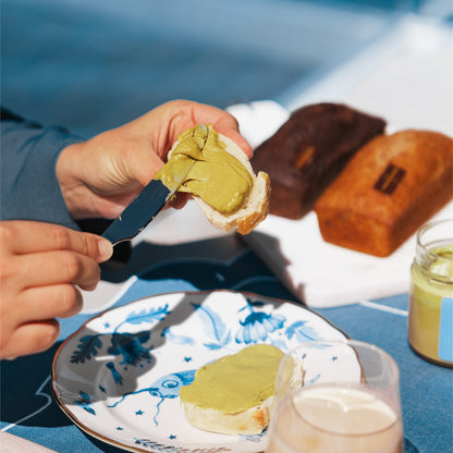 Crema spalmabile al pistacchio spalmata su una fetta di plumcake