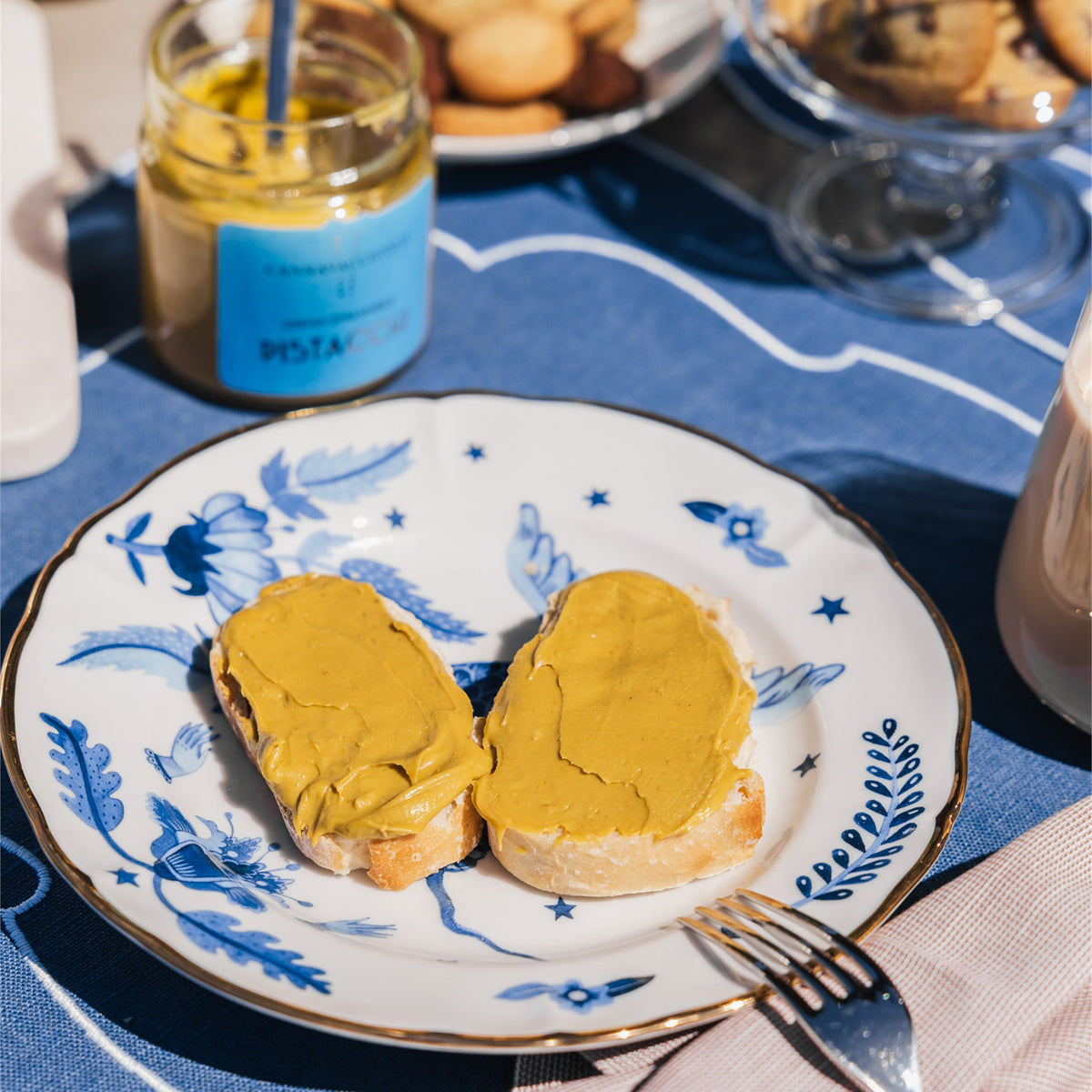 Fette di plumcake spalmate con crema al pistacchio in tavola