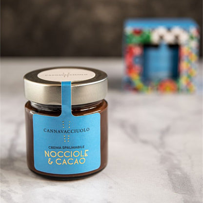 Vasetto di crema spalmabile nocciole e cacao su piano di marmo