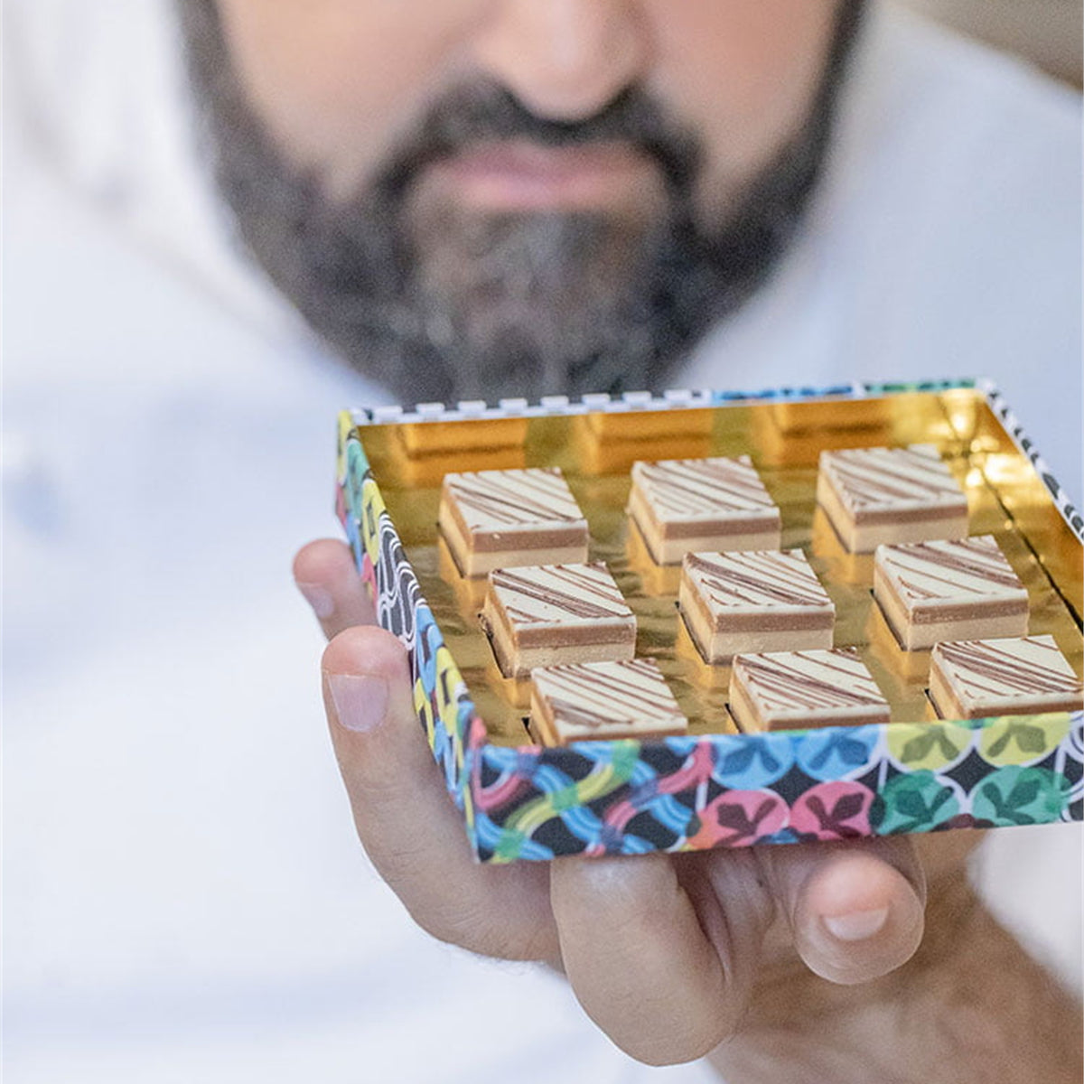 Chef che presenta la scatola aperta dei cremini