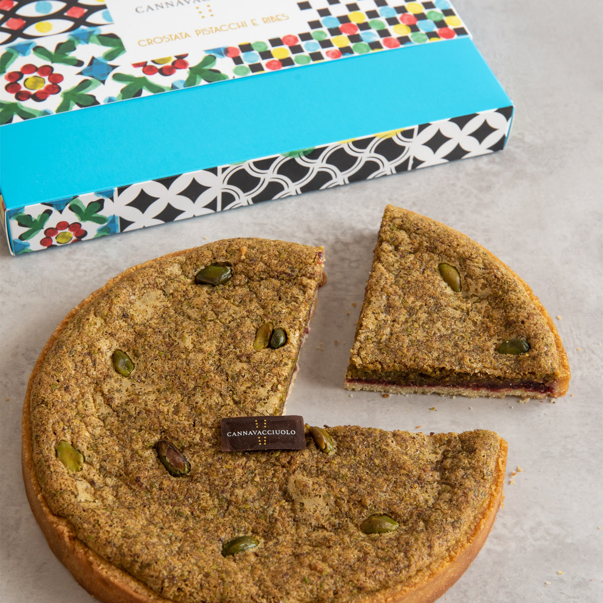 Crostata pistacchi e ribes con una fetta tagliata