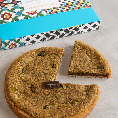 Crostata pistacchi e ribes con una fetta tagliata