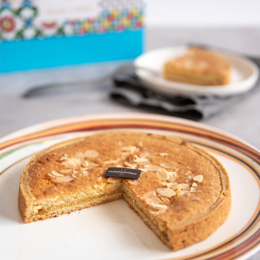 Fetta di crostata Ponente alle mandorle servita nel piatto