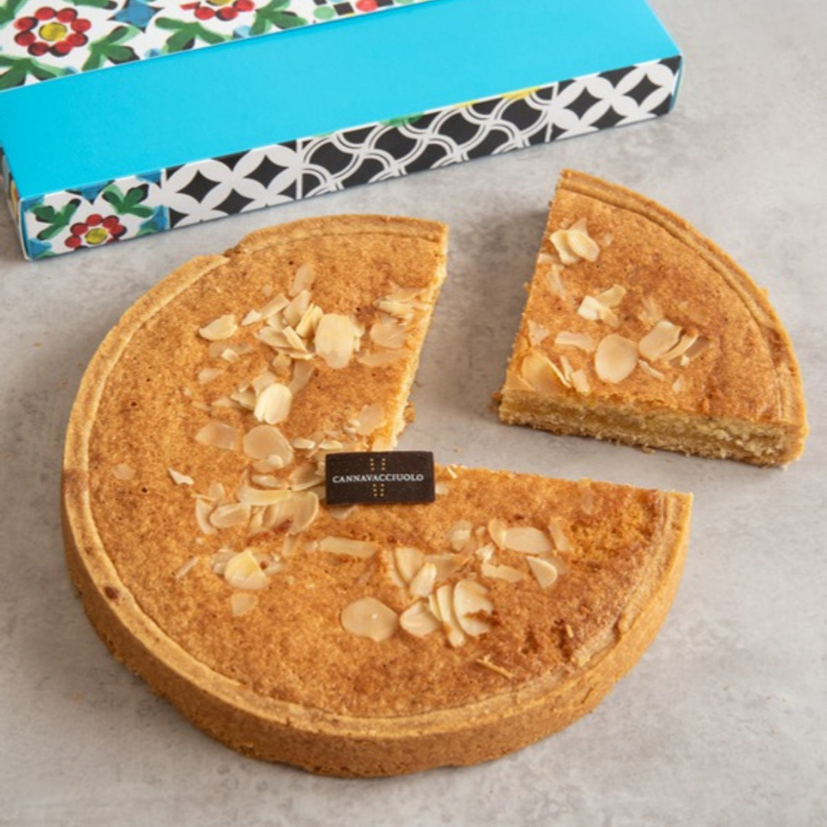 Crostata Ponente alle mandorle con una fetta tagliata