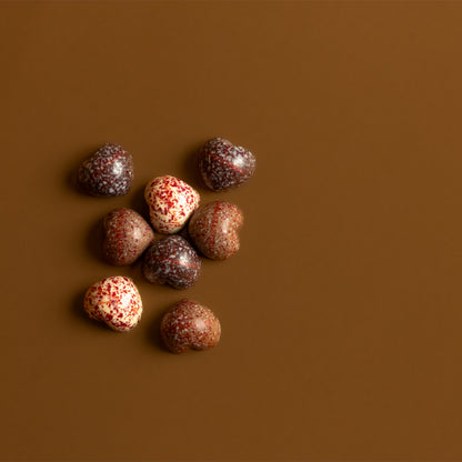 Cuoricini di cioccolato decorati su sfondo chiaro