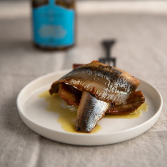 Filetti di sardine affumicate serviti nel piatto