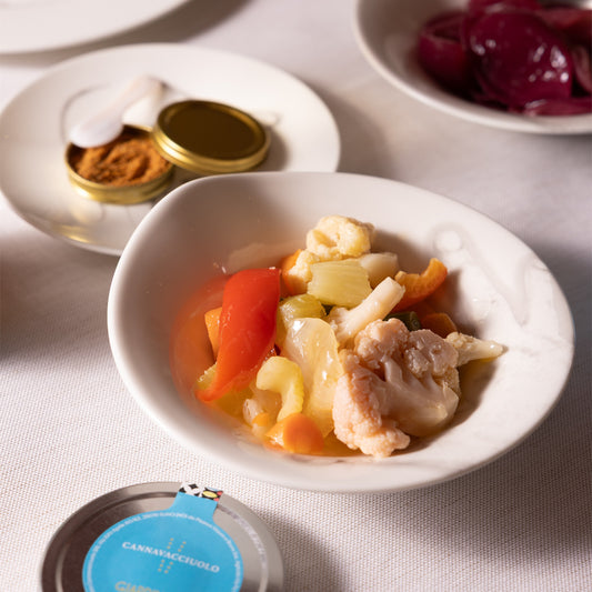 Giardiniera sott'olio servita in tavola