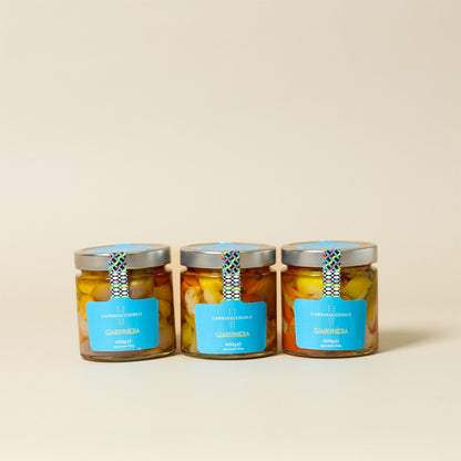 Tre vasetti di giardiniera sott'olio affiancati