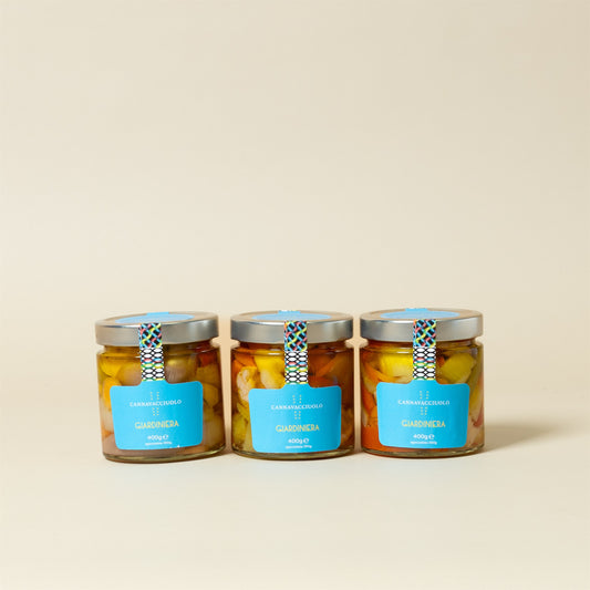 Tre vasetti di giardiniera sott'olio affiancati