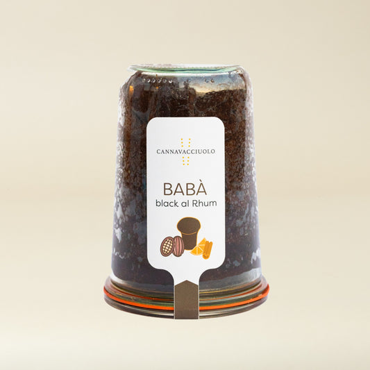 Babà black al rhum nel vaso di vetro Cannavacciuolo