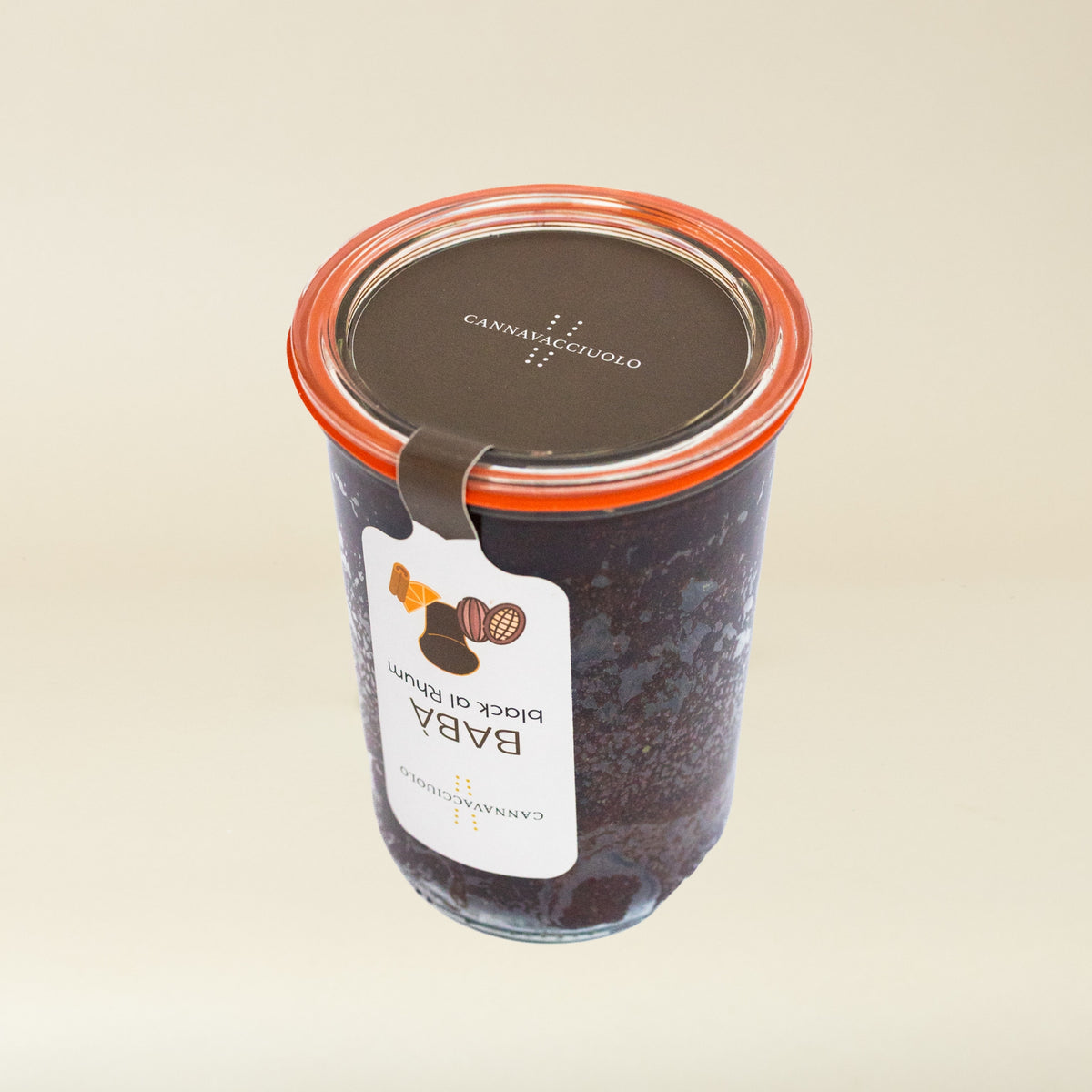 Vaso del babà black al rhum visto dall'alto