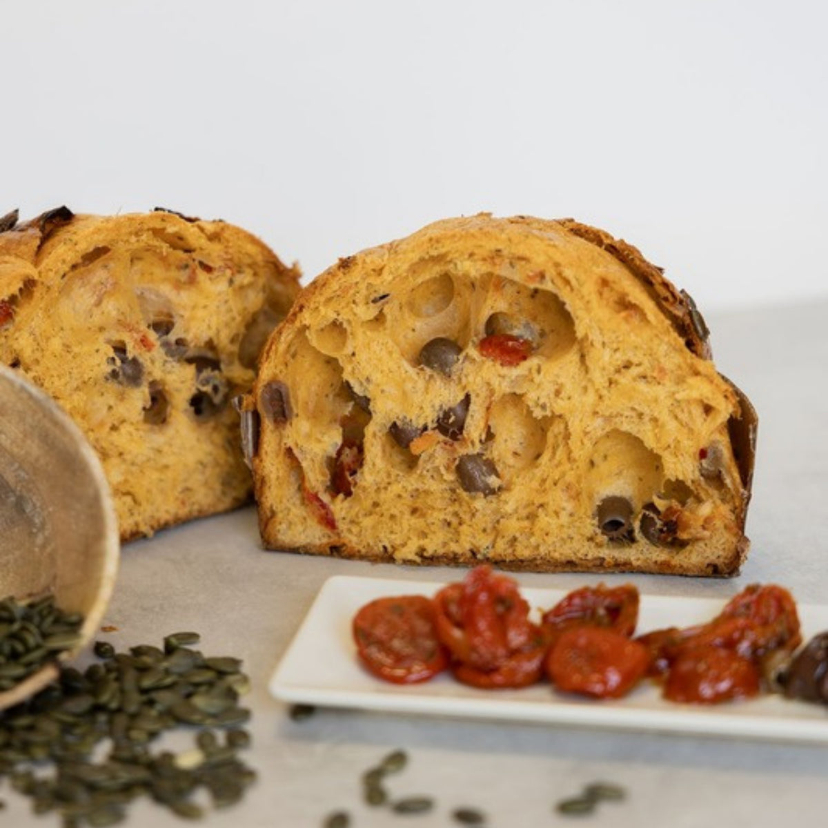 Vesuvio salato alla pizzaiola tagliato, con pomodorini secchi