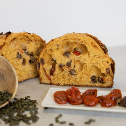 Vesuvio salato alla pizzaiola tagliato, con pomodorini secchi