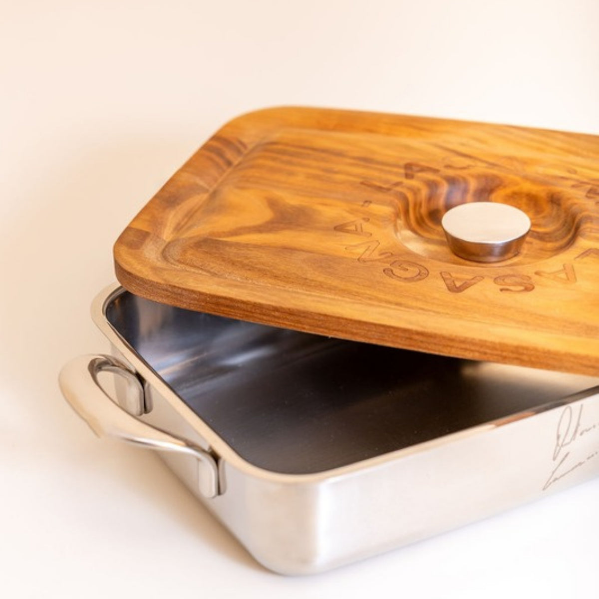 Lasagnera Patrimonio con coperchio in legno sollevato