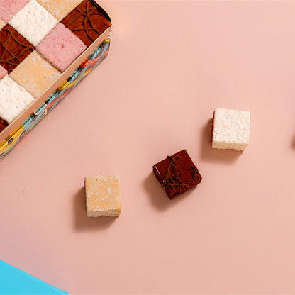 Marshmallows colorati su sfondo rosa