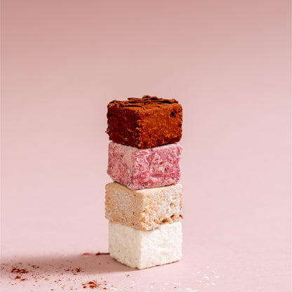 Marshmallows impilati su sfondo rosa