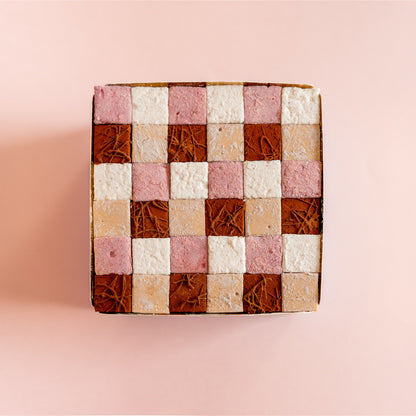 Marshmallows disposti a scacchiera nella scatola