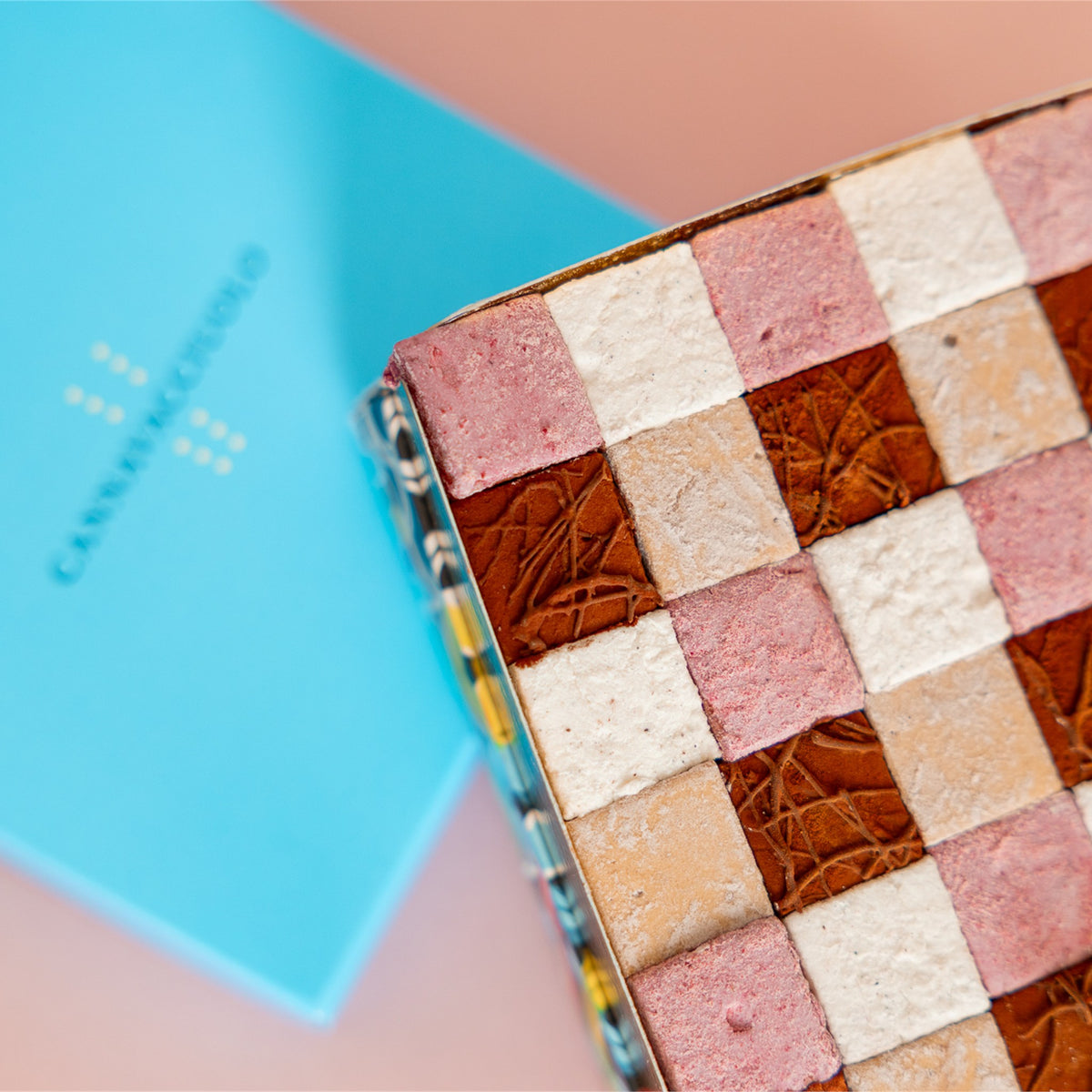 Dettaglio dei marshmallows nella confezione azzurra
