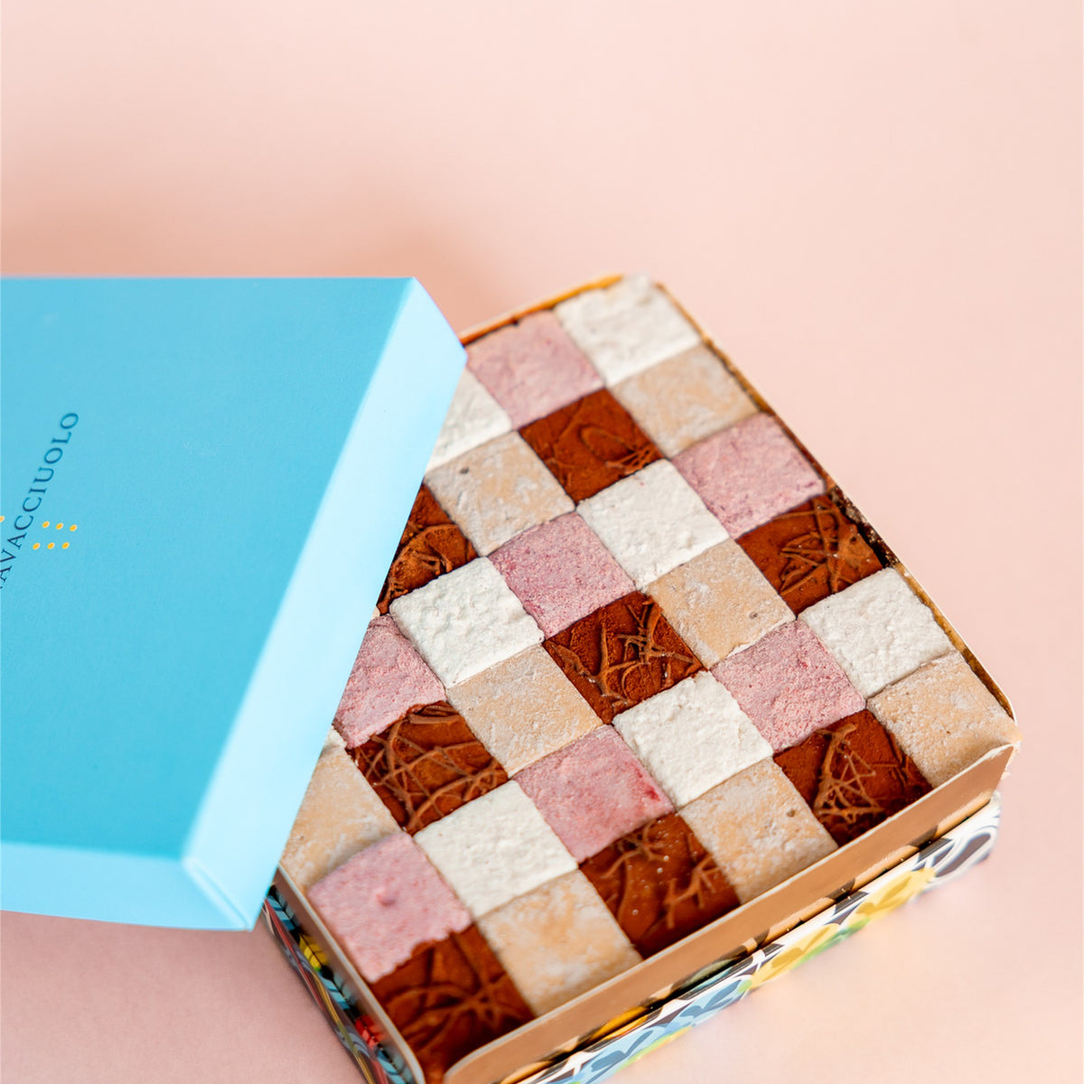 Scatola aperta con i marshmallows del Laboratorio Cannavacciuolo