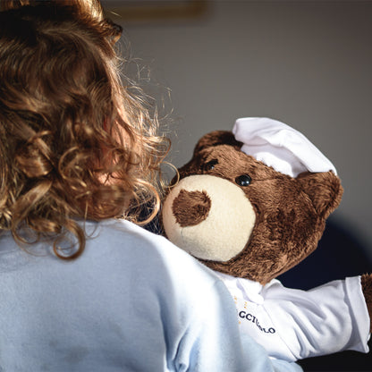 Bambina che abbraccia il peluche Tony Bear