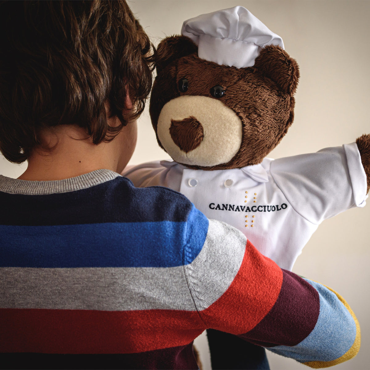 Bambino che gioca con il peluche Tony Bear