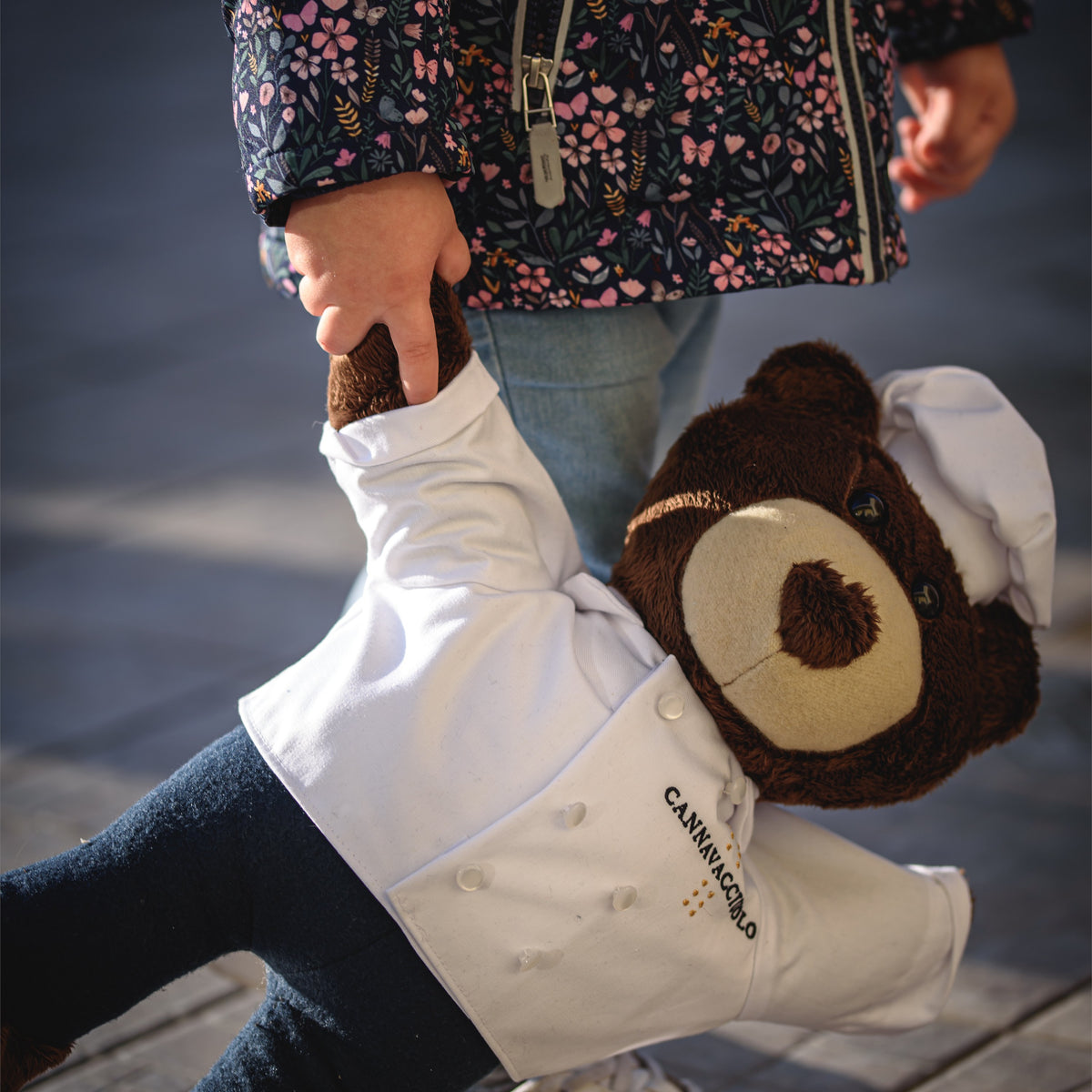 Bambina che porta con sé il peluche Tony Bear