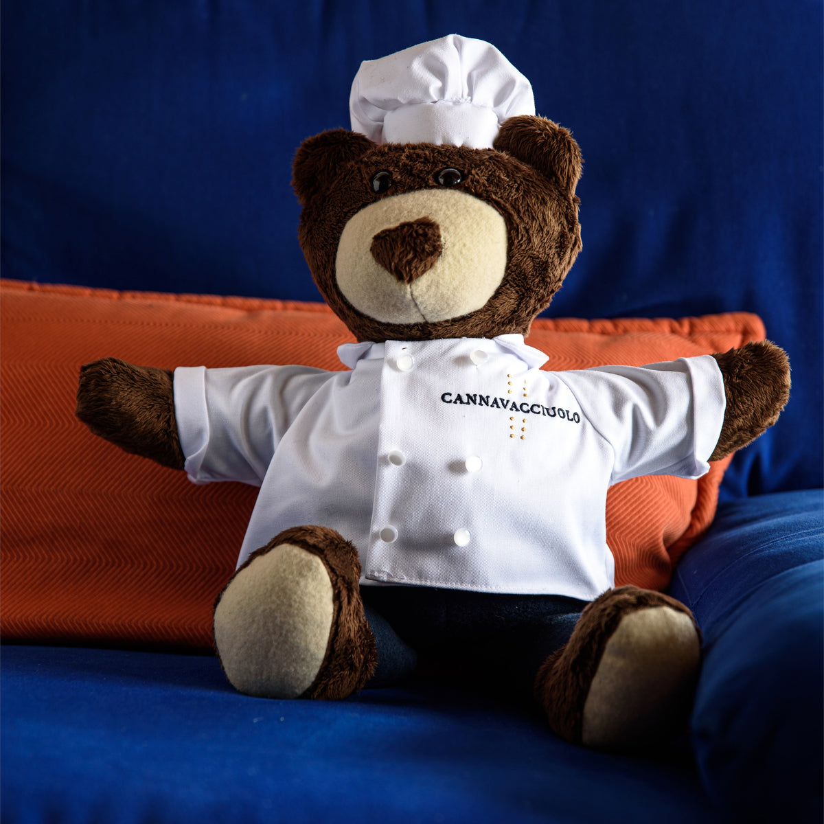 Peluche Tony Bear seduto su una poltrona blu