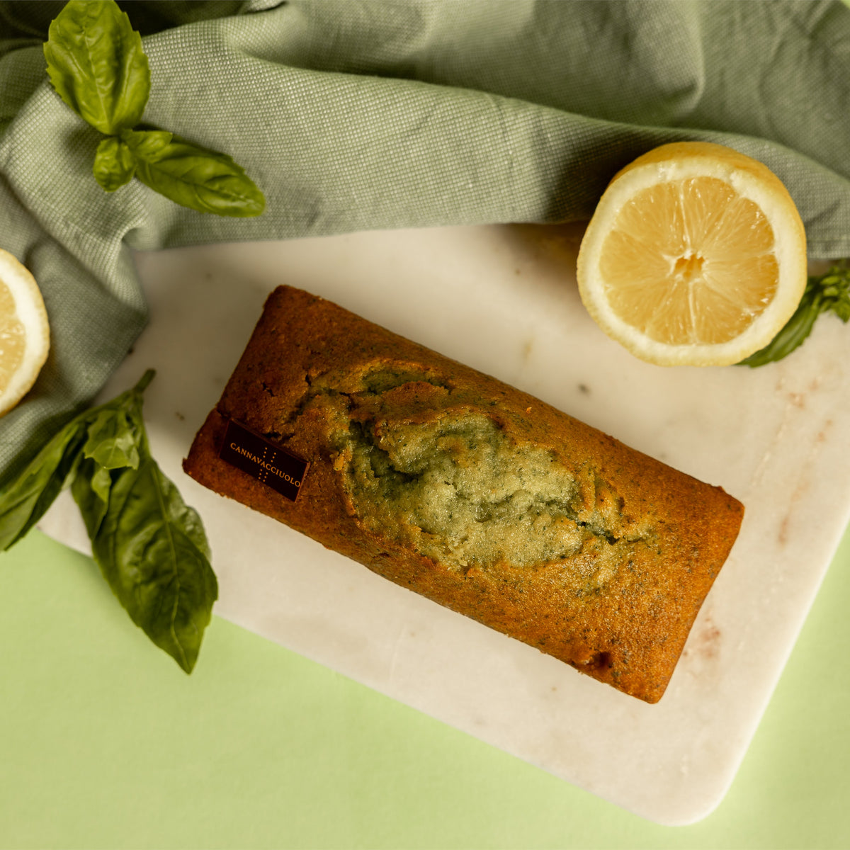 Plumcake al basilico e limone con foglie di basilico e limone fresco