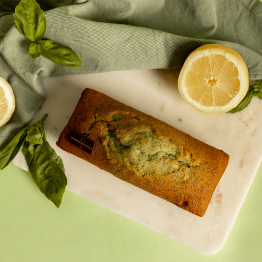 Plumcake al basilico e limone con foglie di basilico e limone fresco