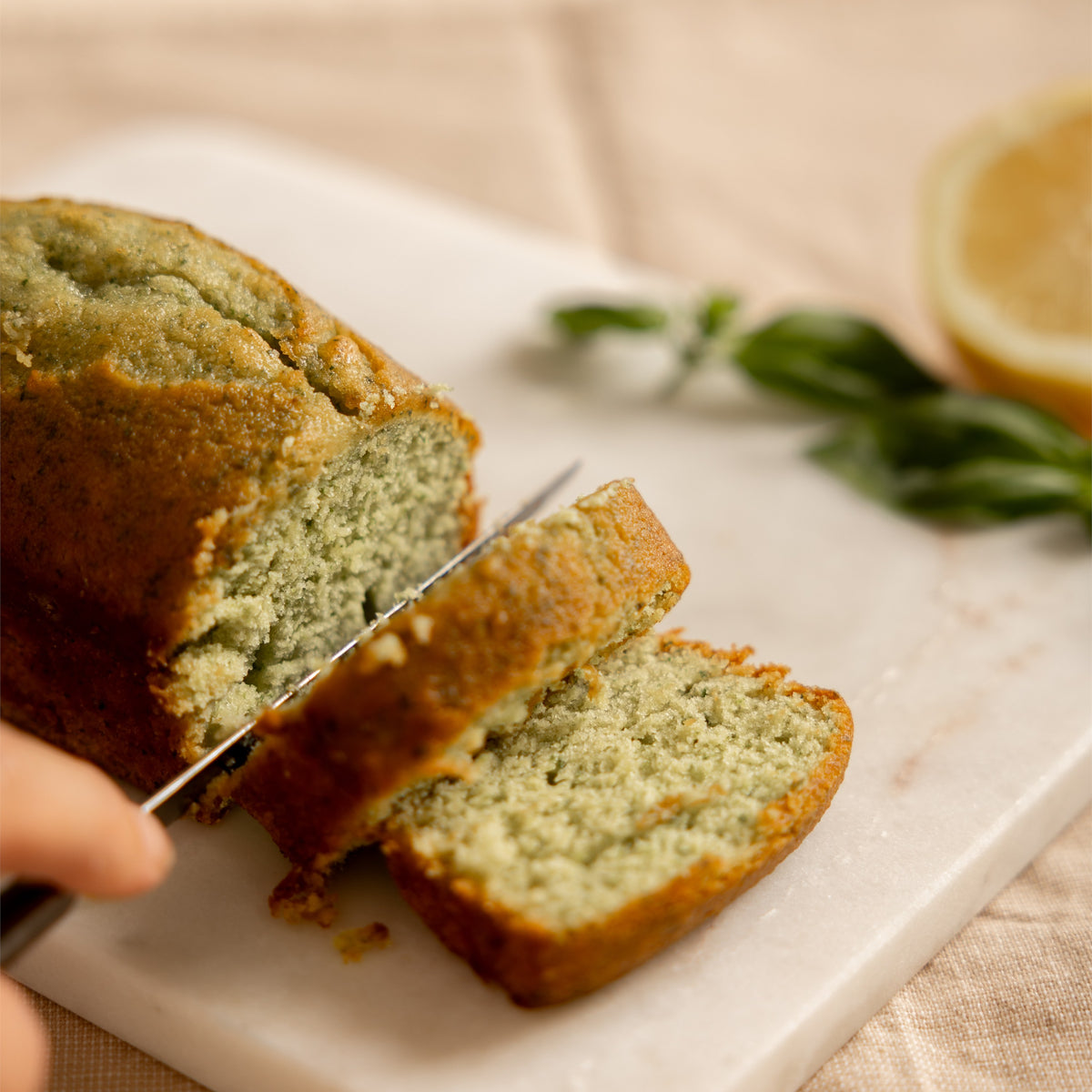 Plumcake al basilico e limone tagliato a fette