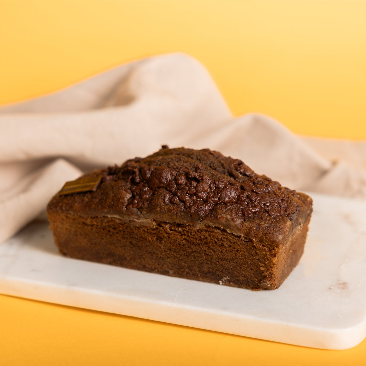 Plumcake al caffè e gianduia su tagliere di marmo